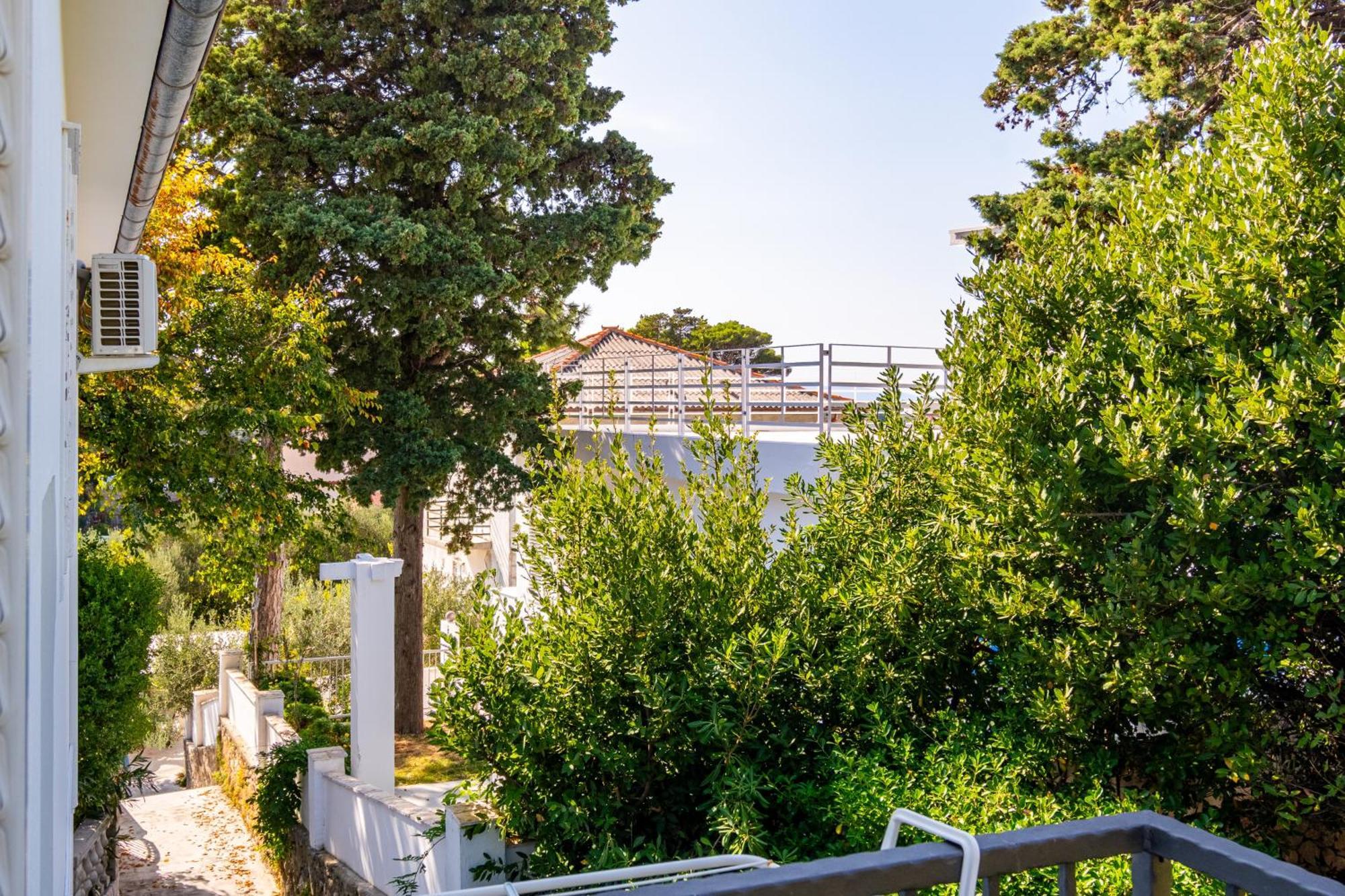 Apartments And Rooms By The Sea Banjol, Rab - 5077 Eksteriør billede